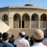 AI-generated editorial illustration of Itamar Ben-Gvir among Jewish visitors on the Temple Mount during Tisha B’Av.